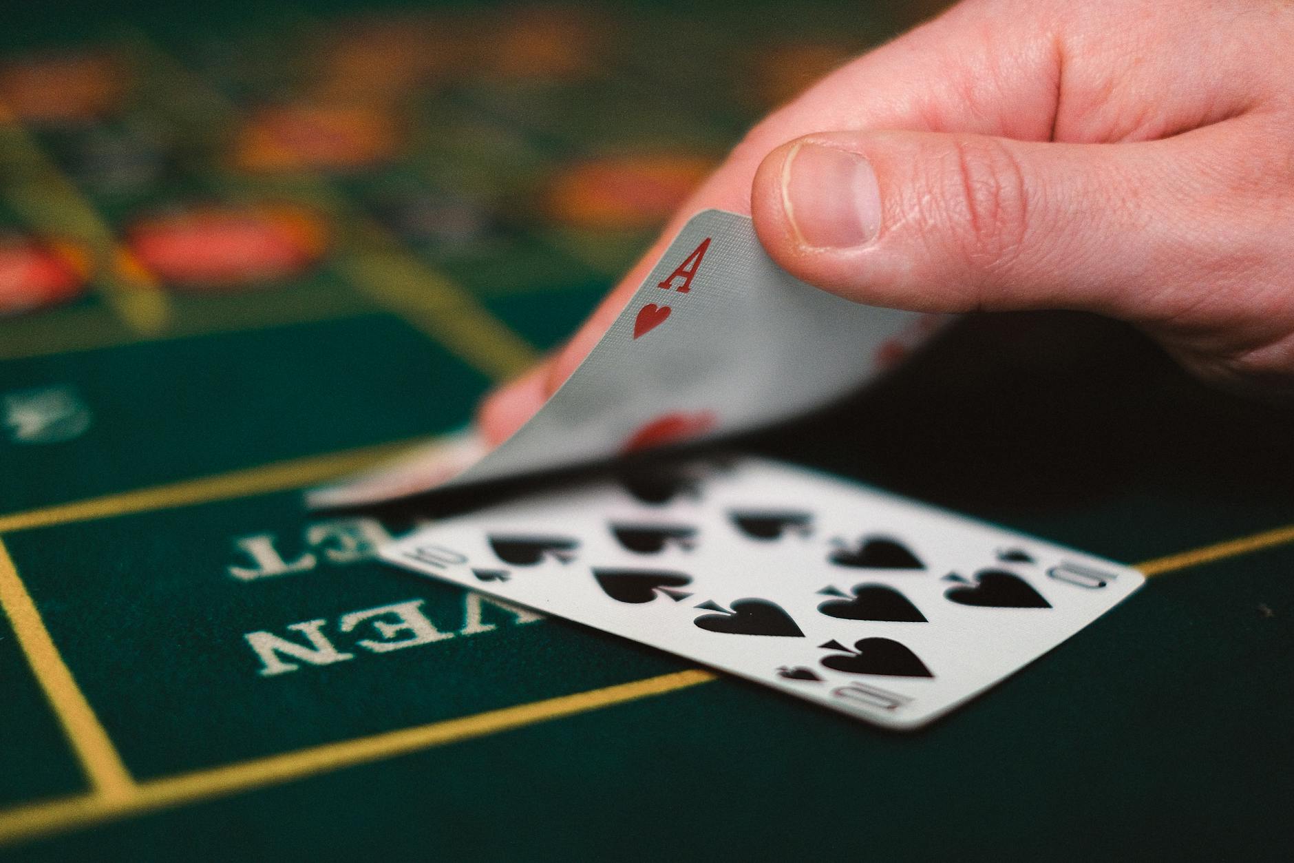 Bàn baccarat với các khu vực cược Player, Banker và Tie