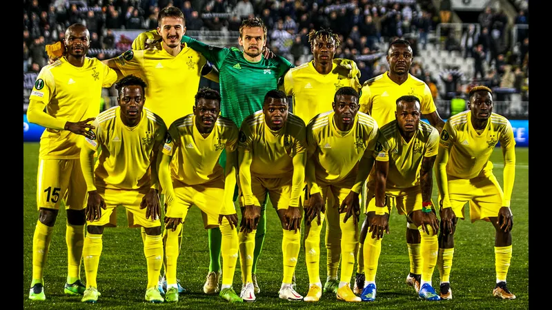 Cầu thủ Sheriff Tiraspol dẫn bóng qua hàng phòng ngự Aluminij
