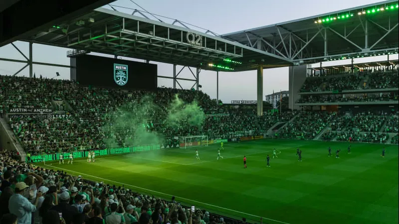 Cầu thủ của Austin FC đang tung cú sút mạnh vào khung thành Charlotte FC