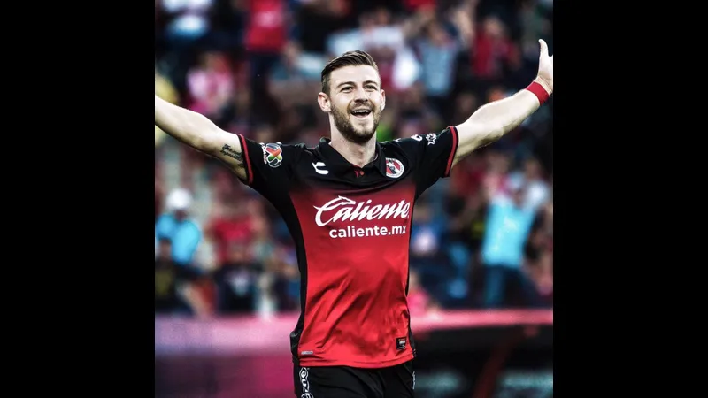 Cầu thủ Tigres UANL vượt qua cầu thủ Club Tijuana để tiến lên phía trước. Cầu thủ Tigres UANL vượt qua cầu thủ Club Tijuana để tiến lên phía trước.