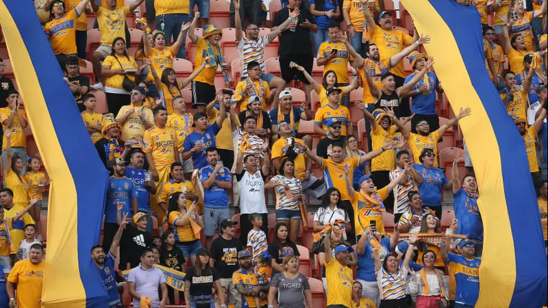 Cầu thủ Tigres UANL vượt qua cầu thủ Club Tijuana để tiến gần khung thành Cầu thủ Tigres UANL vượt qua cầu thủ Club Tijuana để tiến gần khung thành