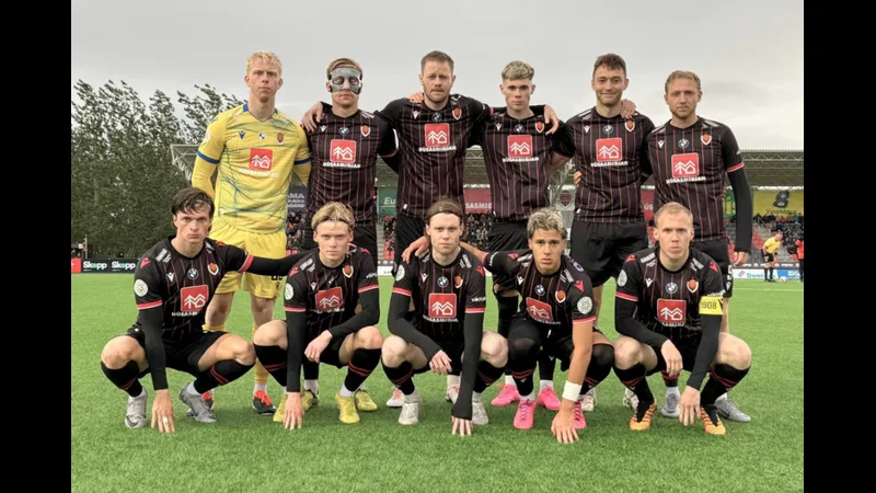 Cầu thủ Vikingur Reykjavik nỗ lực chặn đứng pha tấn công của Gyor