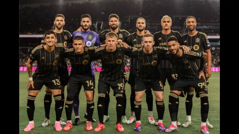 Cầu thủ LA Galaxy bứt tốc trên sân trước Los Angeles