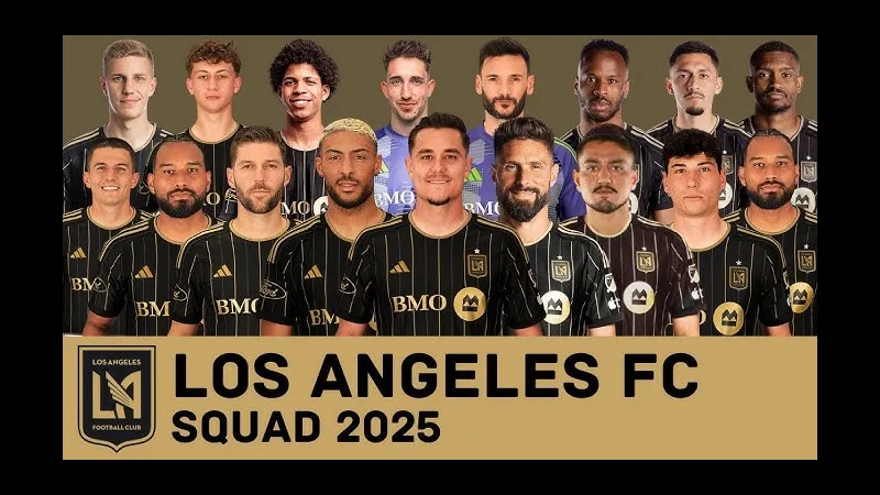 Cầu thủ LA Galaxy nỗ lực ngăn chặn đối thủ Los Angeles trên sân cỏ