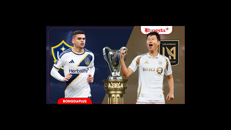 Cầu thủ LA Galaxy và Los Angeles đang hướng về bóng trước sự chặt chẽ từ đối thủ.