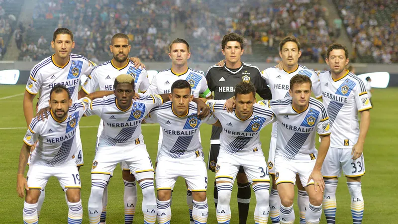 Cầu thủ LA Galaxy và Los Angeles đang tranh chấp bóng trên sân - Phân tích chiến