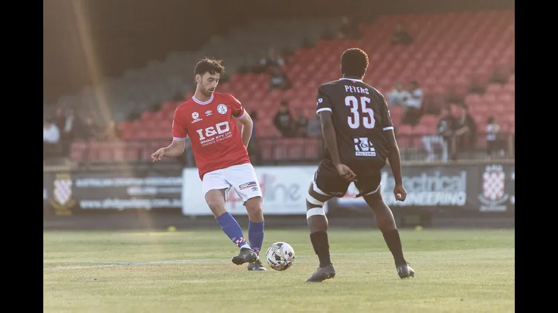 Cầu thủ Melbourne Knights và Brunswick City tranh chấp bóng trên sân Cầu thủ Melbourne Knights và Brunswick City tranh chấp bóng trên sân