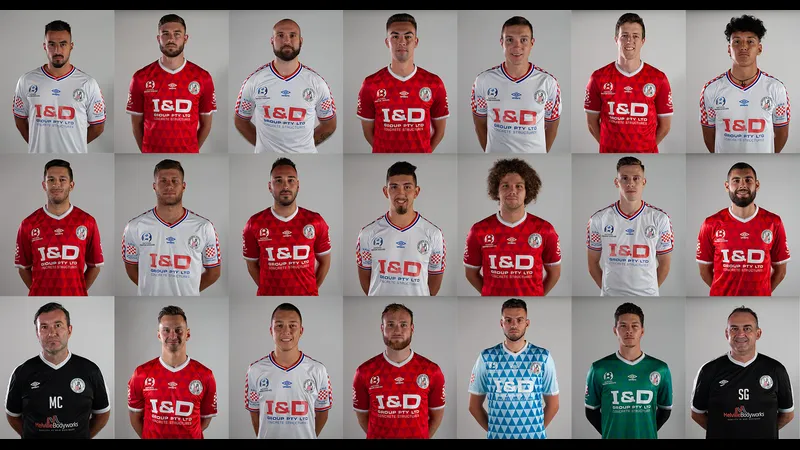 Cầu thủ Melbourne Knights nỗ lực giữ bóng trước sự áp đảo của Brunswick City Cầu thủ Melbourne Knights nỗ lực giữ bóng trước sự áp đảo của Brunswick City