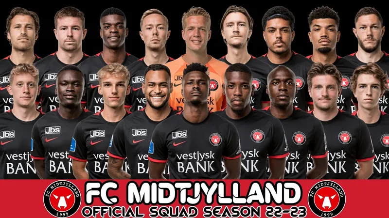 Cầu thủ Midtjylland tung cú sút mạnh vào khung thành Besiktas
