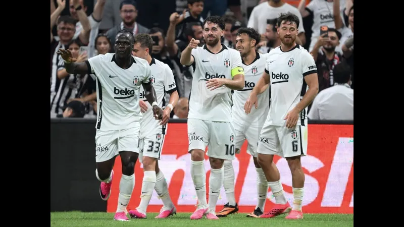 Cầu thủ Midtjylland và Besiktas tranh chấp quả bóng trên sân