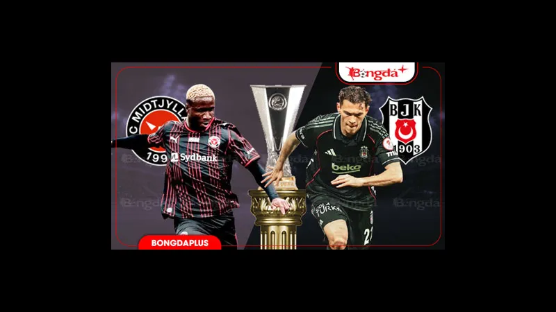 Cầu thủ Midtjylland và Besiktas tranh chấp bóng trước khung thành