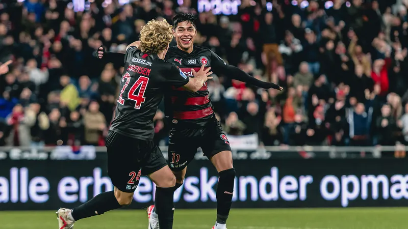Cầu thủ Midtjylland và Besiktas đua tranh quyết liệt trên sân cỏ