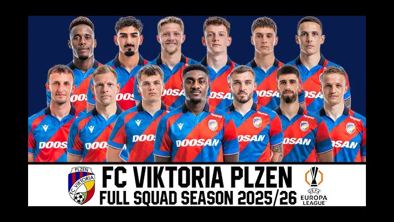 Cầu thủ Plzen và Polissya Zhytomyr tranh chấp bóng trên sân cỏ Cầu thủ Plzen và Polissya Zhytomyr tranh chấp bóng trên sân cỏ