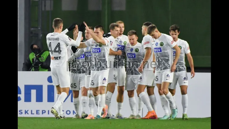 Cầu thủ Plzen và Polissya Zhytomyr đối mặt trên sân cỏ Cầu thủ Plzen và Polissya Zhytomyr đối mặt trên sân cỏ