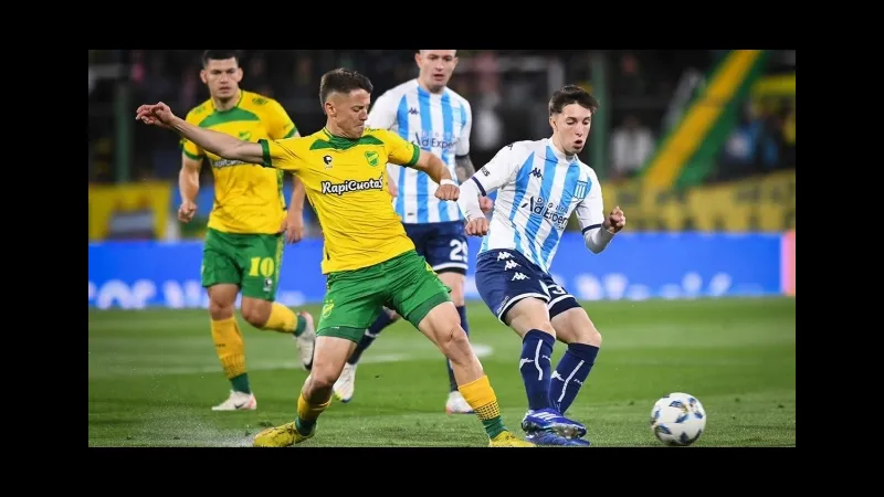 Cầu thủ Racing Club và Defensa y Justicia tranh chấp bóng trên sân cỏ