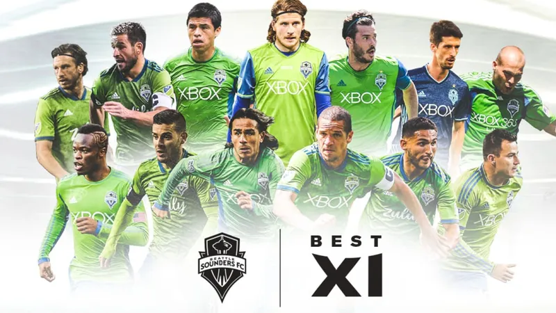 Cầu thủ Seattle Sounders với pha tấn công nguy hiểm trước Porland Timbers