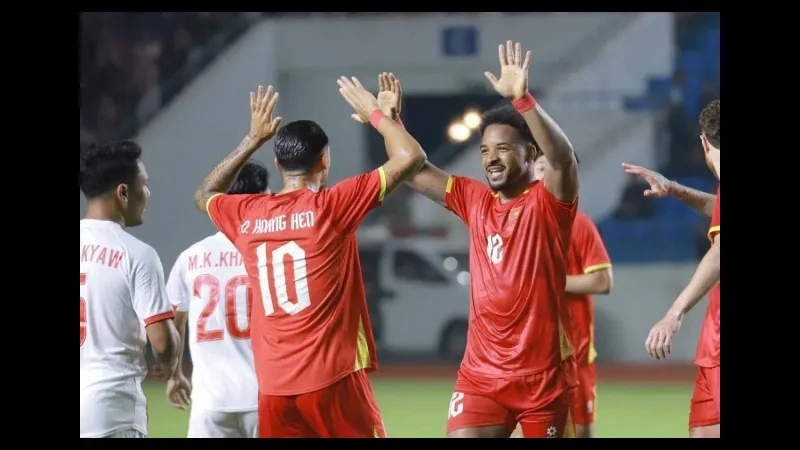 Cầu thủ Timor Leste và Indonesia đối đầu trên sân cỏ