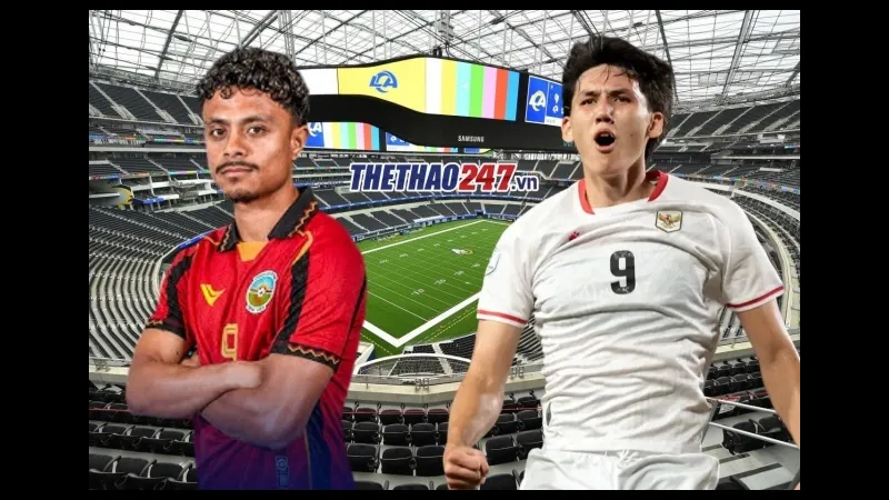Cầu thủ Indonesia vượt qua hậu vệ Timor Leste trong trận đấu quyết liệt