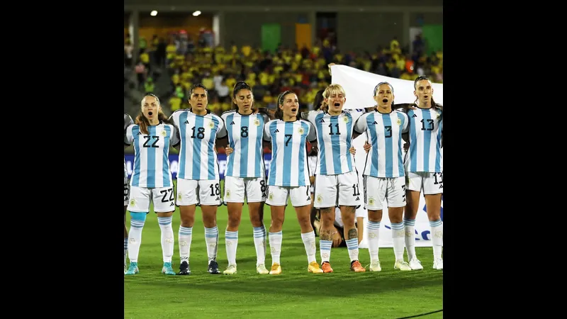 Cầu thủ Argentina đang tung cú sút mạnh từ ngoài vòng cấm