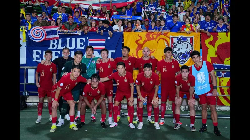 Cầu thủ Thái Lan và Malaysia tranh chấp trên sân