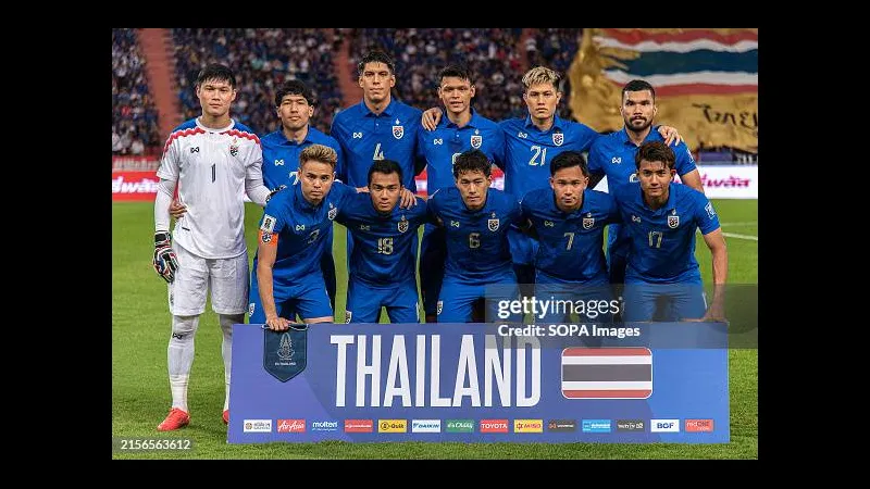 Cầu thủ Thái Lan bứt tốc trên sân với Malaysia