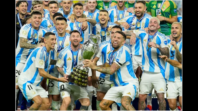 Cầu thủ Argentina tạt bóng vào vòng cấm Anh